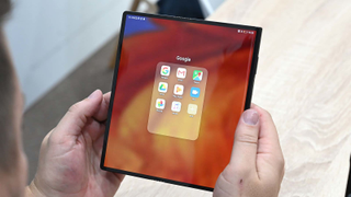 El primer <i>unboxing</i> del Huawei Mate X indica que el teléfono plegable está cerca